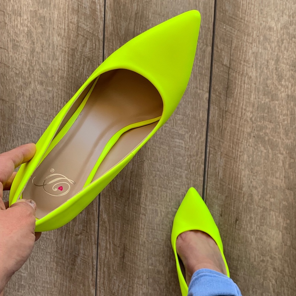 Delicious 80s Neón Yellow Closed Toe Pump Heel 4” - Picture 7 of 8